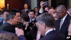 资料照片:美国防长奥斯汀(右一)与中国防长李尚福(左一)2023年6月2日在新加坡的香格里拉对话会议期间握手。李尚福已经从公众视线中“消失”了数个星期。