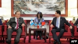危地马拉总统贾马特抵达台湾桃园国际机场后与台湾外交部长吴钊燮会晤。(2023年4月23日)