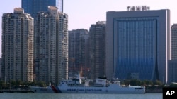 中国福建厦门海关大楼前停靠的中国海警船。(2023年12月26日)