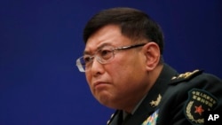 资料照:时任中国人民解放军军事科学院副院长的何雷将军在北京全国人大会议期间出席一个记者会。(2018年3月8日)