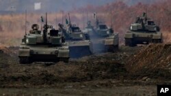 资料照片:日本陆上自卫队的90式坦克在北海道惠庭参加年度演习。(2021年12月7日)