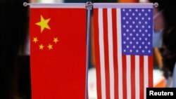 资料照片:一个国际贸易展销会上的美中国旗。