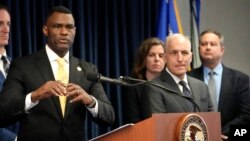 佛罗里达南区美国检察官拉波因特(左)在迈阿密记者会上讲话。(2023年2月14日)