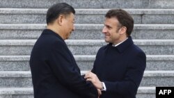 法国总统马克龙与中国国家主席习近平在北京举行的欢迎仪式上。(2023年4月6日)