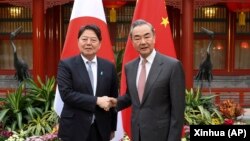 中共政治局委员,中共外事办主任王毅在北京会见到访的日本外相林芳正。(2023年4月3日)