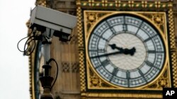 资料照片: 2007年6 月30日伦敦大本钟附近的一台闭路电视摄像机