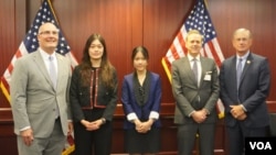 美国国会众议院中共问题特设委员会召开圆桌会议讨论香港现状。会后委员会主席和成员和与会人士合影,左起依序为特设委员会主席约翰·穆勒纳尔、活动人士邵岚、香港自由基金委员会政策主任许颖婷、黎智英辩护律师成员乔纳森·普莱斯、布莱恩·卢特克迈耶。(2024年5月23日,美国之音记者李逸华拍摄)