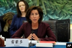 美国商务部长吉娜·雷蒙多(Gina Raimondo)在北京与中国商务部长王文涛举行双边会谈。(2023年8月28日)