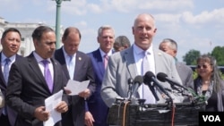 美国国会众议院中共问题特设委员会主席约翰·穆勒纳尔众议员在国会山召开记者会,纪念天安门事件35周年。(美国之音记者李逸华拍摄,2024年6月4日)