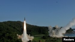 资料照片:美韩军队用陆军战术导弹系统和韩国玄武二号导弹向韩国东部海域发射导弹。(2017年7月5日)