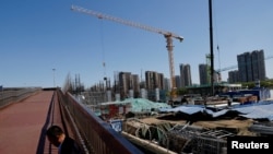 一名男子坐在北京一处建筑工地旁。(2023年4月18日)