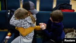 从白俄罗斯边境回到乌克兰的乌克兰女童和哥哥在基辅与家人团聚。(2023年4月8日)