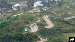 资料照片:从中国吉林省防川的一眼望三国观景台看到的朝鲜与中国和俄罗斯边界线的岗亭。(2023年9月12日)