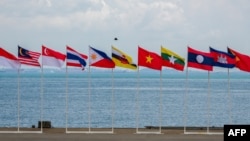 资料照片:东盟成员国旗帜在印尼巴淡岛举行2023年东盟团结演习的海军基地上飘扬。(2023年9月20日)