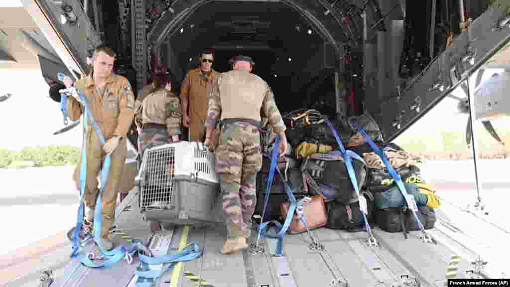 ပြင်သစ်လက်နက်ကိုင်တပ်ဖွဲ့များက ရိုက်ကူးထားတဲ့ ဓာတ်ပုံမှာတော့ ခါတွန်လေဆိပ်မှာ ရပ်နားထားတဲ့ ပြင်သစ်စစ်လေယာဉ်ပေါ်မှာ လိုက်ပါမယ့်သူတွေရဲ့ ပစ္စည်းတွေကို စစ်သားတွေက တင်ဆောင်ပေးနေတာပါ။(ဧပြီ ၂၃၊ ၂၀၂၃)