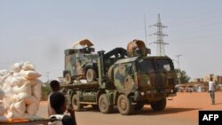 FILE - Kendaraan militer Angkatan Darat Prancis melintasi distrik Lazaret di Niamey, 10 Oktober 2023. Pasukan Prancis terakhir mundur dari Niger pada 22 Desember 2023, menandai berakhirnya lebih dari satu dekade operasi anti-jihadis Perancis di wilayah Sahel, Afrika barat. (AFP)