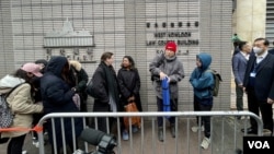 香港壹传媒创办人黎智英被控“串谋勾结外国势力”案,12月18日正式开审,大批市民在西九龙裁判法院轮候旁听席筹号,排头两位的香港市民JC及宋先生提前12小时至6小时左右到场排队,希望进入正庭支持黎智英 (美国之音/汤惠芸)