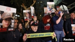 资料照片:以色列军方表示错误击毙以色列人质后,以色列民众在特拉维夫进行抗议。(2023年12月15日)