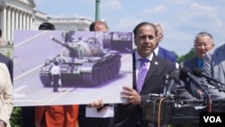 美国国会众议院中共问题特设委员会首席民主党议员拉贾·克里希纳穆尔蒂在国会山纪念天安门事件35周年。(美国之音记者李逸华拍摄,2024年6月4日)