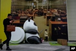 中国四川省成都市在一个空置商业办公楼上贴着的一幅招租广告。(2024年2月27日)