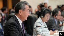 资料照:中国外长王毅与日本外相上川阳子(左二)在老挝万象出席东盟外长会议。(2024年7月27日)