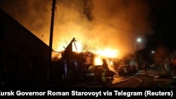 俄罗斯库尔斯克的防空系统击落一架据称是乌克兰无人机后消防队员正在扑灭大火。(2024年4月4日)