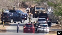 执法人员集结在马萨诸塞州戴顿的一条路上,联邦调查局特工在附近的一所住宅逮捕了涉嫌泄露高度机密文件的嫌疑人。(2023年4月13日)