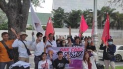 ထိုင်း UNHCR ရုံးရှေ့ မြန်မာရွှေ့ပြောင်းအလုပ်သမားတွေဆန္ဒပြ ထိုင်း UNHCR ရုံးရှေ့ မြန်မာရွှေ့ပြောင်းအလုပ်သမားတွေဆန္ဒပြ