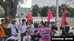 ထိုင်းနိုင်ငံရောက် မြန်မာအလုပ်သမားတွေရဲ့ လုံခြုံစိတ်ချစွာနေထိုင်နိုင်ရေးနဲ့ အလုပ်လုပ်ခွင့်တို့အတွက် ဘန်ကောက်မြို့ UNHCR ရုံးရှေ့မှာ ဆန္ဒပြတောင်းဆိုခဲ့ကြတဲ့ မြန်မာအလုပ်သမားများ။ (ဇူလိုင် ၇၊ ၂၀၂၄/ ဓာတ်ပုံ-Bright Future)