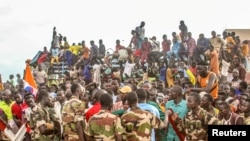 尼日尔兵变支持者在首都尼亚美一个法国军事基地前举行示威。(2023年年8月11日)