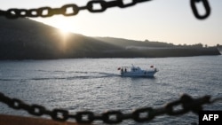 中国福建省平潭岛的一艘旅游船在台湾海峡行驶一圈后回港。(2024年1月13日)