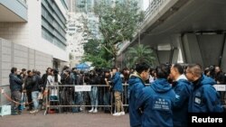 资料照片: 2023年12月18日《苹果日报》创办人黎智英接受国家安全罪名审判,传媒在西九龙裁判法院外等候