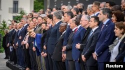 Nguyên thủ các nước chụp ảnh chung khi Tổng thống Liên bang Thụy Sĩ Viola Amherd nghiêng người về phía trước tại Hội nghị thượng đỉnh về hòa bình ở Ukraine, ở Stansstad gần Lucerne, Thụy Sĩ, ngày 15 tháng 6 năm 2024.