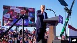 2023 年 3 月 25 日,前总统唐纳德·特朗普在德克萨斯州韦科的韦科地区机场举行的竞选集会上发表讲话。