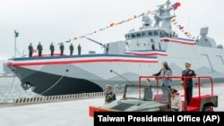 台湾总统蔡英文在宜兰苏澳商港主持“安江军舰”和“万江军舰”交付仪式,并阅兵检视“国舰国造”成果。(2024年3月26日)