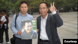 资料照片:2010年10月8日,许志永(左)和赵常青(右)在北京地坛公园集会,庆祝刘晓波荣获诺贝尔和平奖。之后,两人都被北京警方抓捕。(照片来源:赵常青)