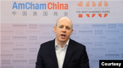 位于北京的中国美国商会主席华刚林(Colm Rafferty)在3月1日的记者发布会上以预录视频的方式致词。 (Team视讯会议截图)
