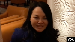 资料照:2017年5月7日,外联集团董事长何梅女士在北京接受美国之音专访 (美国之音叶兵拍摄)