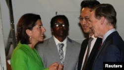 2023年8月27日,美国商务部长吉娜·雷蒙多抵达北京首都国际机场后与中国商务部司长林峰和美国驻华大使尼克·伯恩斯交谈。(路透社)