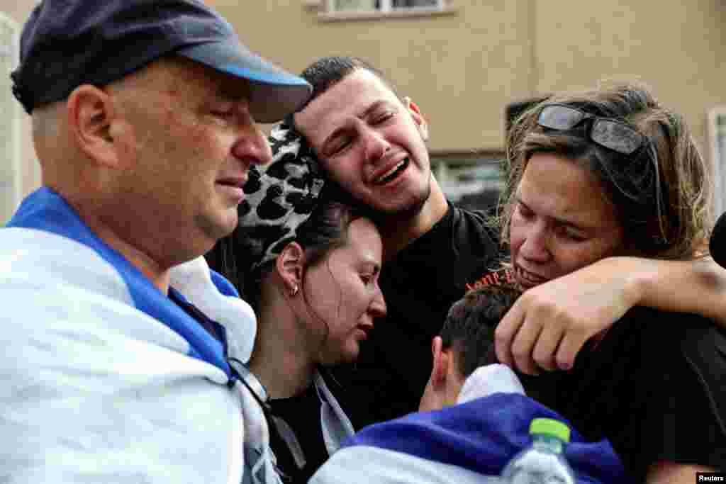 Bạn bè và gia đình thương tiếc Dor Reder, bị sát hại sau vụ xâm nhập chết người của các tay súng Hamas từ Dải Gaza, tại đám tang của ông ở Beit Kama, miền nam Israel, ngày 16 tháng 10 năm 2023.  