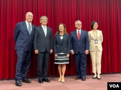 《台湾关系法》立法届满45周年之际,美国会众议院组成跨党派访问团出访台湾,表达对台湾的支持,访团成员包括美国众议员基尔迪(Dan Kildee,左一)、麦卡琳(Lisa McClain,中)、艾福特(Mark Alford,右二)。(美国之音特约记者杨安拍摄)