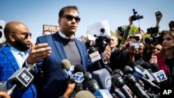 来自纽约州的共和党联邦众议员乔治·桑托斯被联邦大陪审团起诉后在纽约州中艾斯利普的联邦法庭外对媒体讲话。(2023年5月10日)