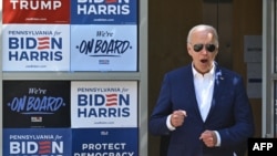 美国总统乔·拜登(Joe Biden)在宾夕法尼亚州哈里斯堡的竞选办公室举行的一场竞选活动中与支持者和志愿者交谈。(资料照片:2024年7月7日)