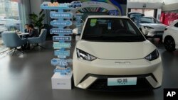 2024年4月10日,中国汽车制造商比亚迪的海鸥电动汽车在北京的一个展厅展出。(美联社照片)