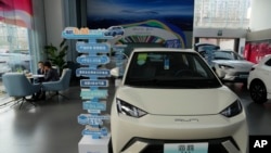 资料照片：2024年4月10日，中国汽车制造商比亚迪的海鸥电动汽车在北京的一个展厅展出。（美联社照片）