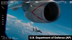 美国国防部2023年10月17日解密中国解放军胁迫和危险拦截行为的图像和视频,2022年6月23日中国军机在太平洋国际空域拦截美国军机。自2021年秋季以来,已有超过180起此类事件。