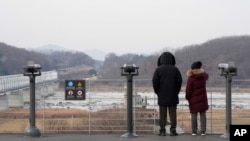 资料照片:韩国民众在韩国边境附近观望朝鲜一侧。(2022年1月5日)