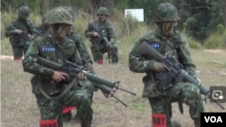 台湾首梯次陆军新兵在入伍受训8周后于3月18-22日展开结训鉴测。(截图来自美国之音相关视频)