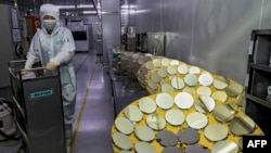 中国江苏省淮安的一个半导体芯片厂的工人在作工。(2024年4月29日)