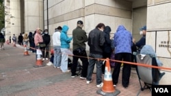香港壹传媒创办人黎智英国安案1月2日踏入第4日审讯,西九龙裁判法院大楼外仍有大批市民排队轮候旁听席 (美国之音/汤惠芸)